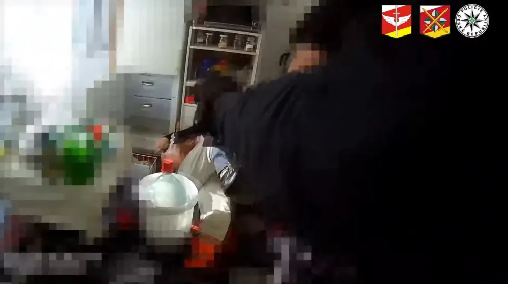 Nejdřív házel z okna nože, pak vyhrožoval střílením. Celé řádění ukončil až policejní taser