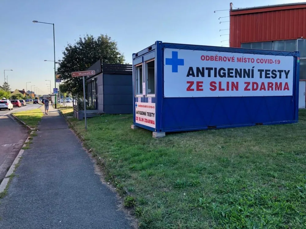 V Jaroměři otevřeli nové testovací místo na covid, odběry jsou ze slin