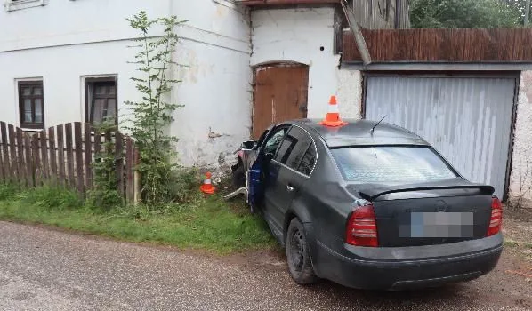 Řidič na Broumovsku narazil do rodinného domu. Nadýchal skoro dvě a půl promile