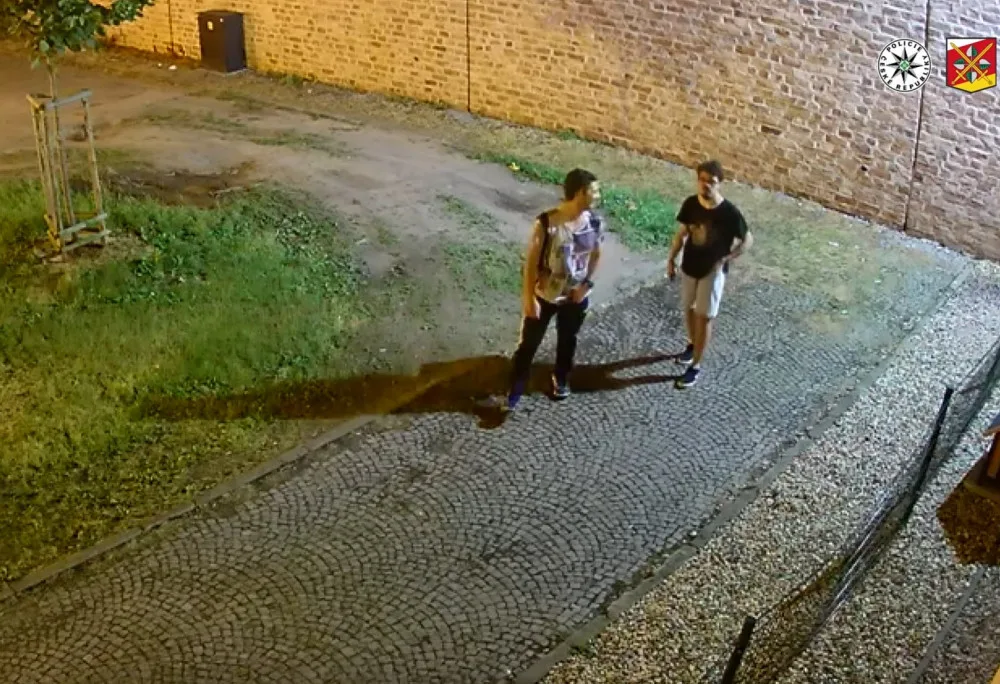 Policie stále pátrá po dvou mladících, kteří poničili fasádu v centru Hradce Králové. Hrozí jim rok vězení