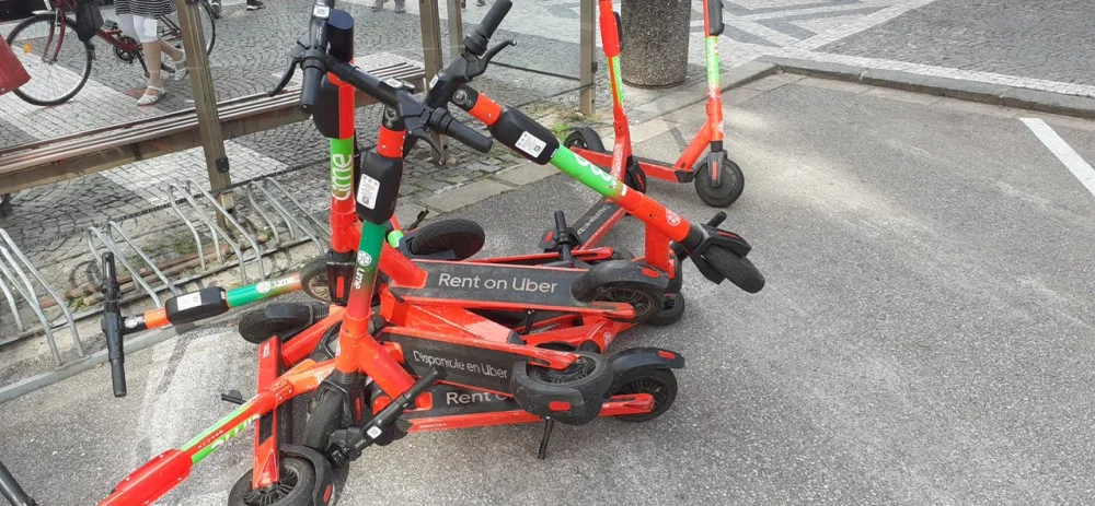 Město chce dodatečně regulovat elektrokoloběžky, schválilo dohodu s provozovateli
