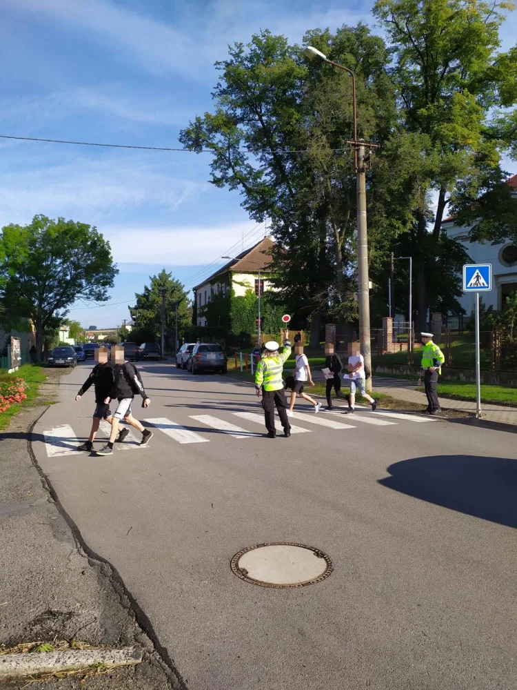 Policisté dnes hlídkovali na přechodech a informovali, jak bezpečně přecházet