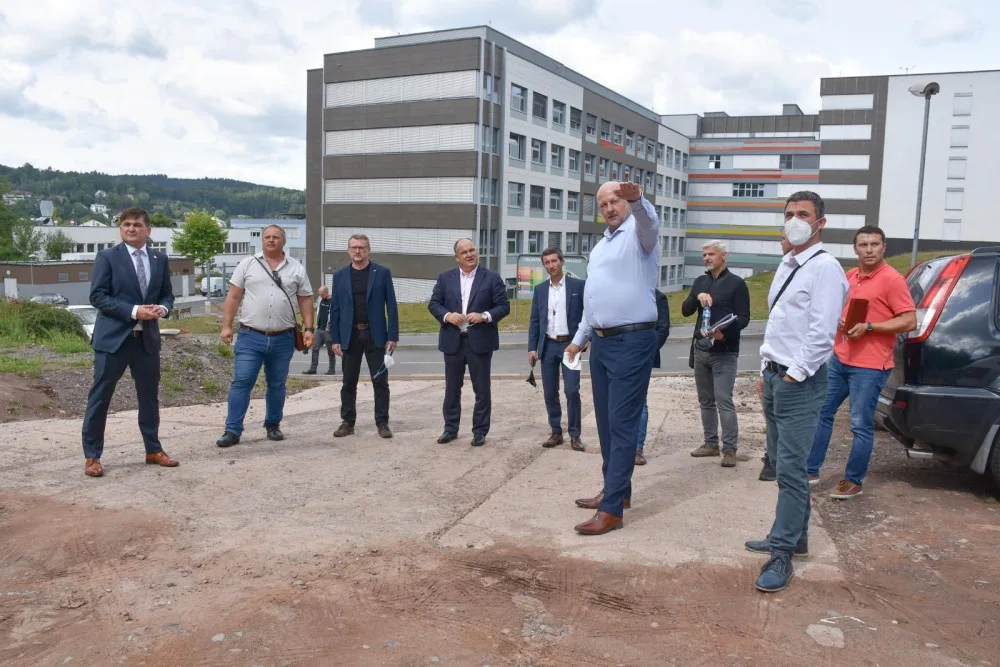 Začala stavba nového parkovacího domu v areálu náchodské nemocnice