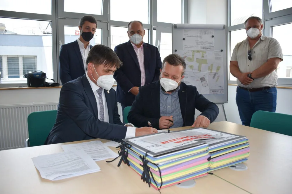 Začala stavba nového parkovacího domu v areálu náchodské nemocnice
