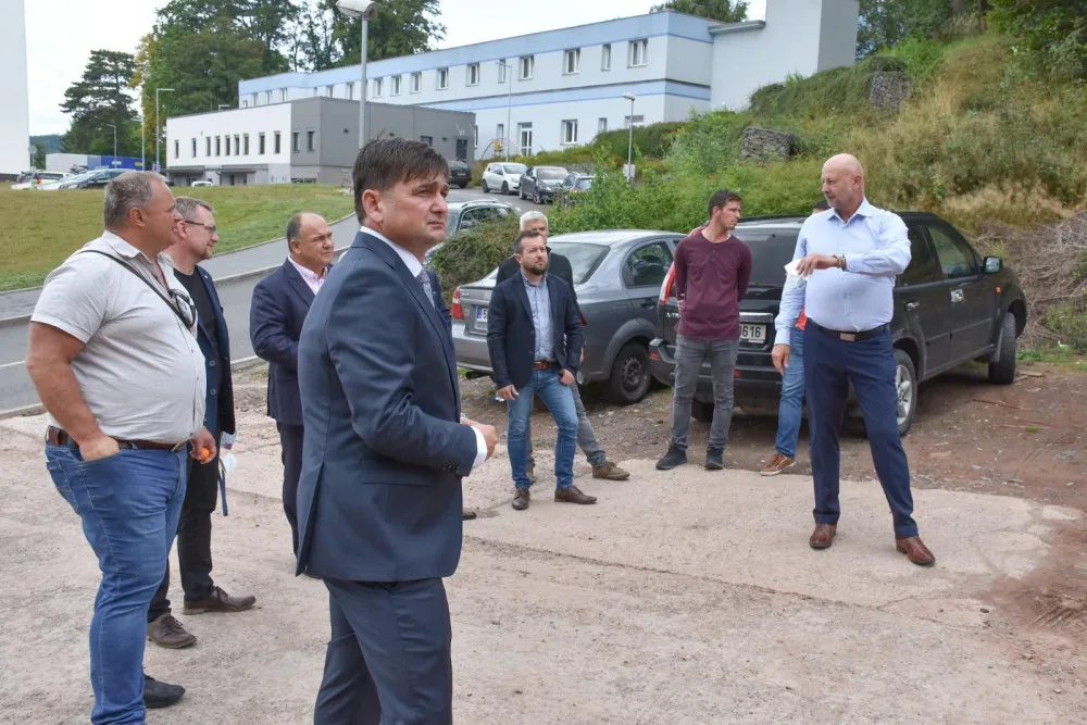 Začala stavba nového parkovacího domu v areálu náchodské nemocnice