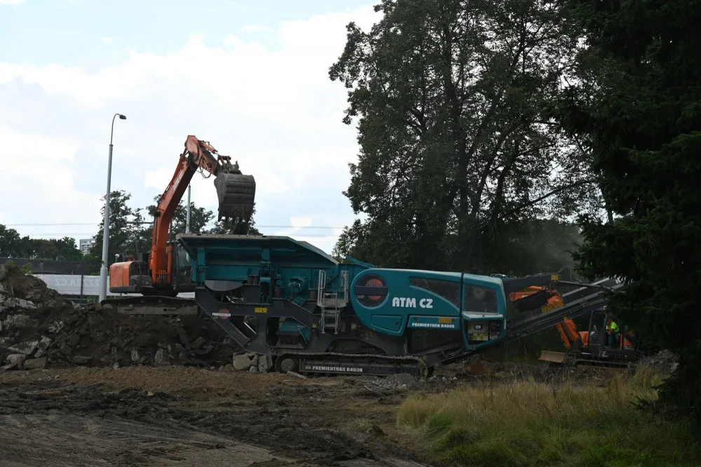 Fotbalový stadion v Hradci Králové mizí před očima. První lízátko půjde k zemi příští týden