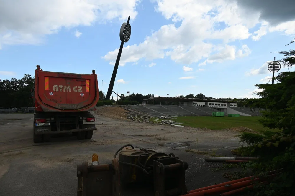 FOTO: Fotbalový stadion v Hradci Králové mizí před očima. První lízátko půjde k zemi příští týden