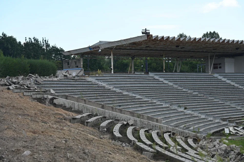 FOTO: Fotbalový stadion v Hradci Králové mizí před očima. První lízátko půjde k zemi příští týden
