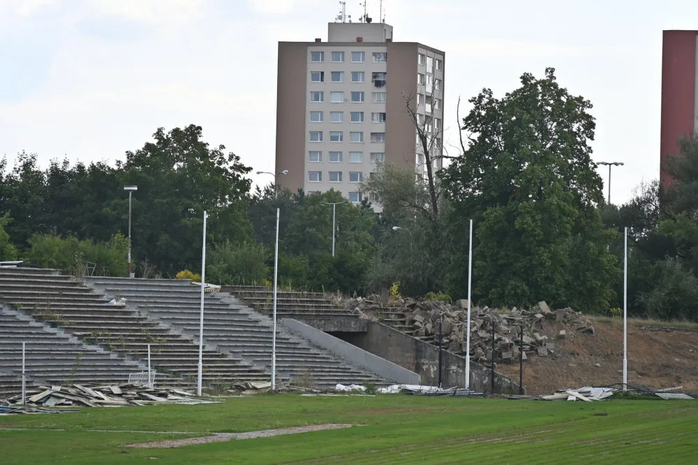 FOTO: Fotbalový stadion v Hradci Králové mizí před očima. První lízátko půjde k zemi příští týden