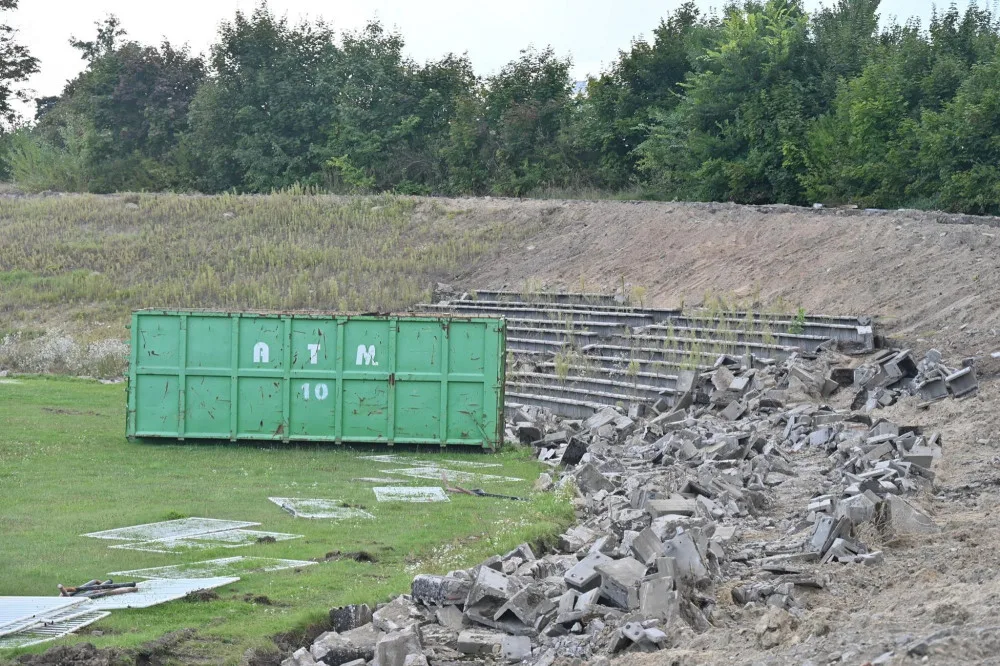 FOTO: Fotbalový stadion v Hradci Králové mizí před očima. První lízátko půjde k zemi příští týden