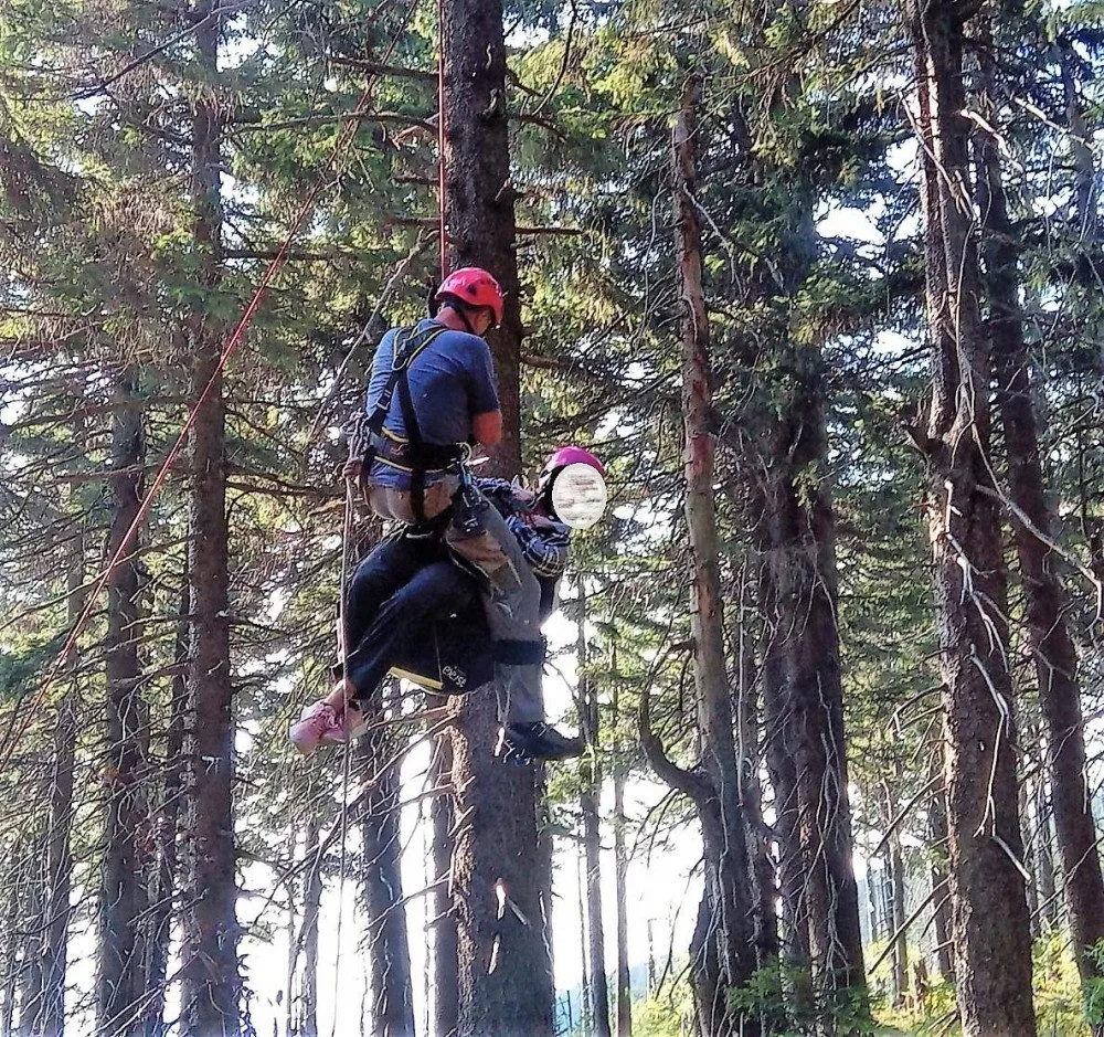 Pod Černou horou spadla paraglidistka, zůstala viset deset metrů nad zemí