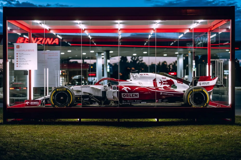 V Hradci Králové je vystavená Formule 1. Vůz za miliony chrání skleněná krabice