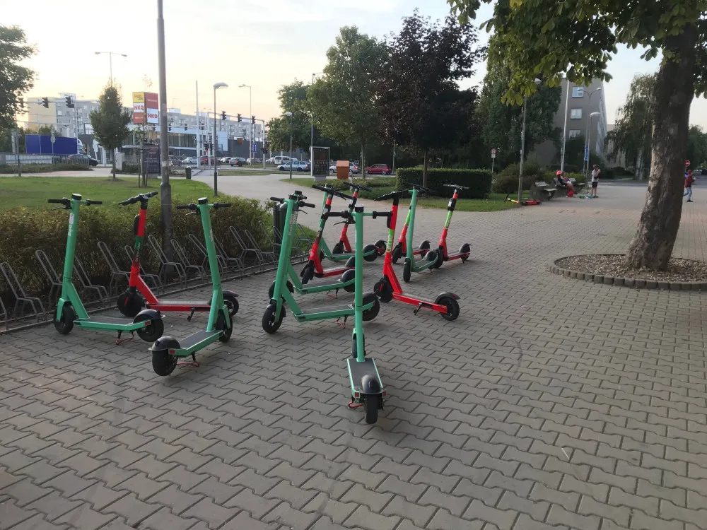 Povalující se koloběžky: Pardubice chtějí problém vyřešit namalovanými parkovišti