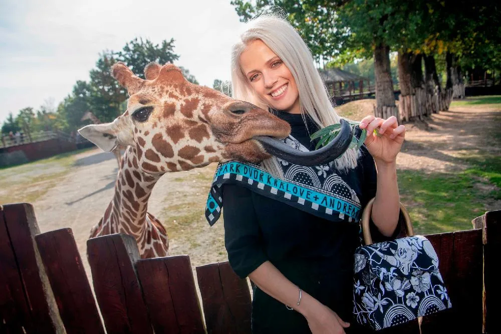 Modelka Terezie Kovalová a žirafa Lukrécie s šátkem a kabelkou