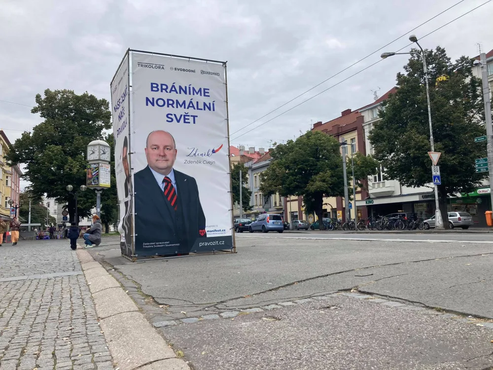 Na Hradecku někdo ničí volební poutače. Na Baťkově náměstí přeřízl Miroslava Havrdu
