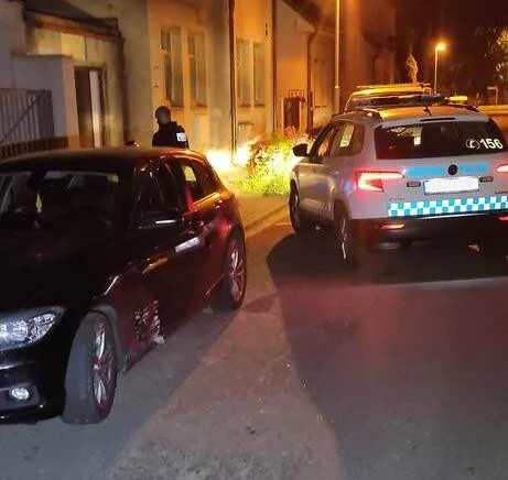 Jste zrádce lidství, křičel na strážníky zatčený muž. Bez bot se snažil utéct z nabouraného auta