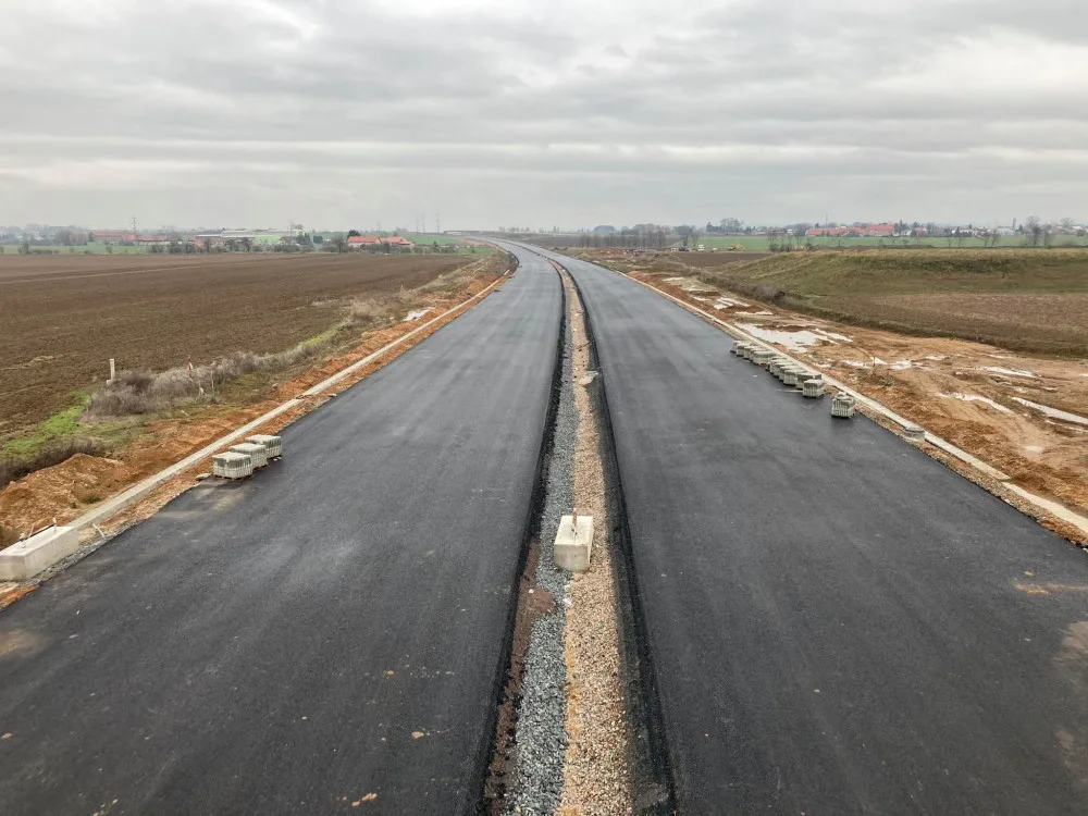 Rozestavěná D11 u Hradce Králové | archivní foto