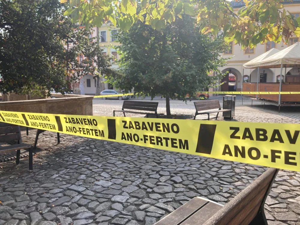 Zabaveno Ano-fertem! Zastávky, sochy nebo kašna na Malém náměstí ohradila žlutá páska