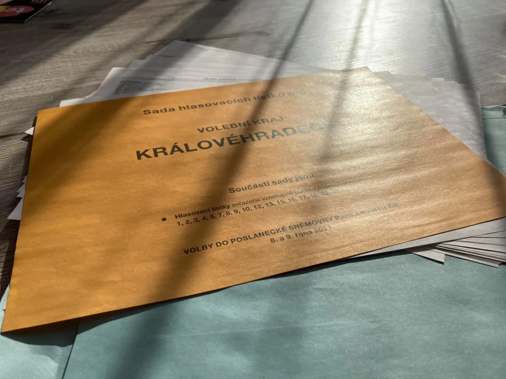 Hlasovací lístky mají mít lidé v Hradci Králové do neděle. K dispozici budou i ve volebních místnostech