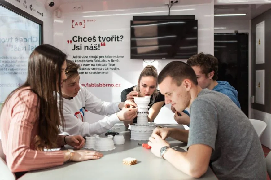 Žáci ve Dvoře Králové se netradičně učili v kamionu