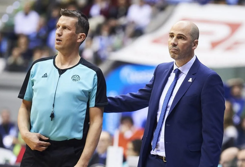 Mezinárodní basketbalový rozhodčí Petr Hruša při utkání