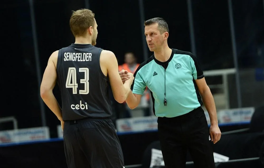 Mezinárodní basketbalový rozhodčí Petr Hruša při utkání