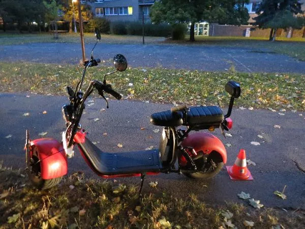 Důchodkyně pod vlivem na kole a nezletilý řidič mopedu se v Hradci srazili na chodníku