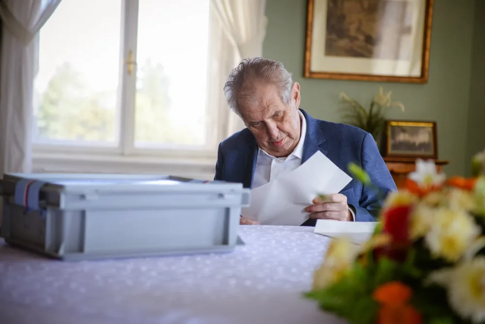 Prezident Zeman byl opět převezen do nemocnice