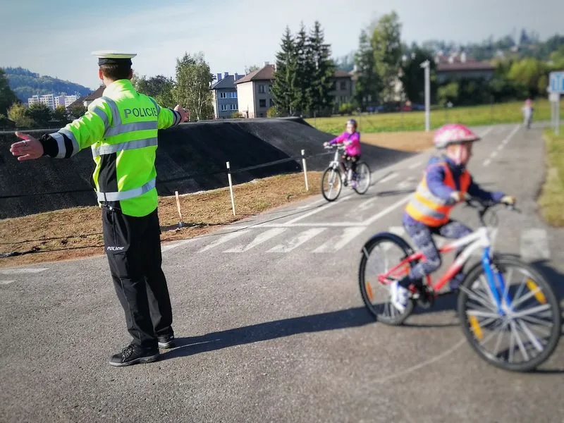 Víte, co dělat na křižovatce, kterou řídí policista? Školáci to znají lépe než někteří dospělí