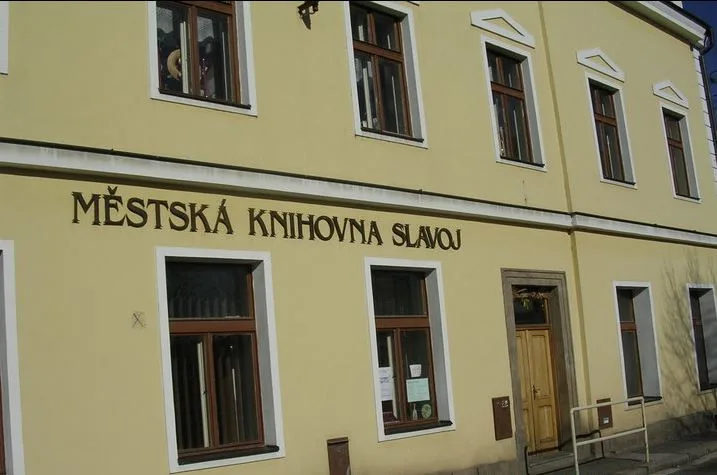 Památkáři nechtějí povolit výtah v knihovně ve Dvoře Králové, město proto řeší její možné stěhování