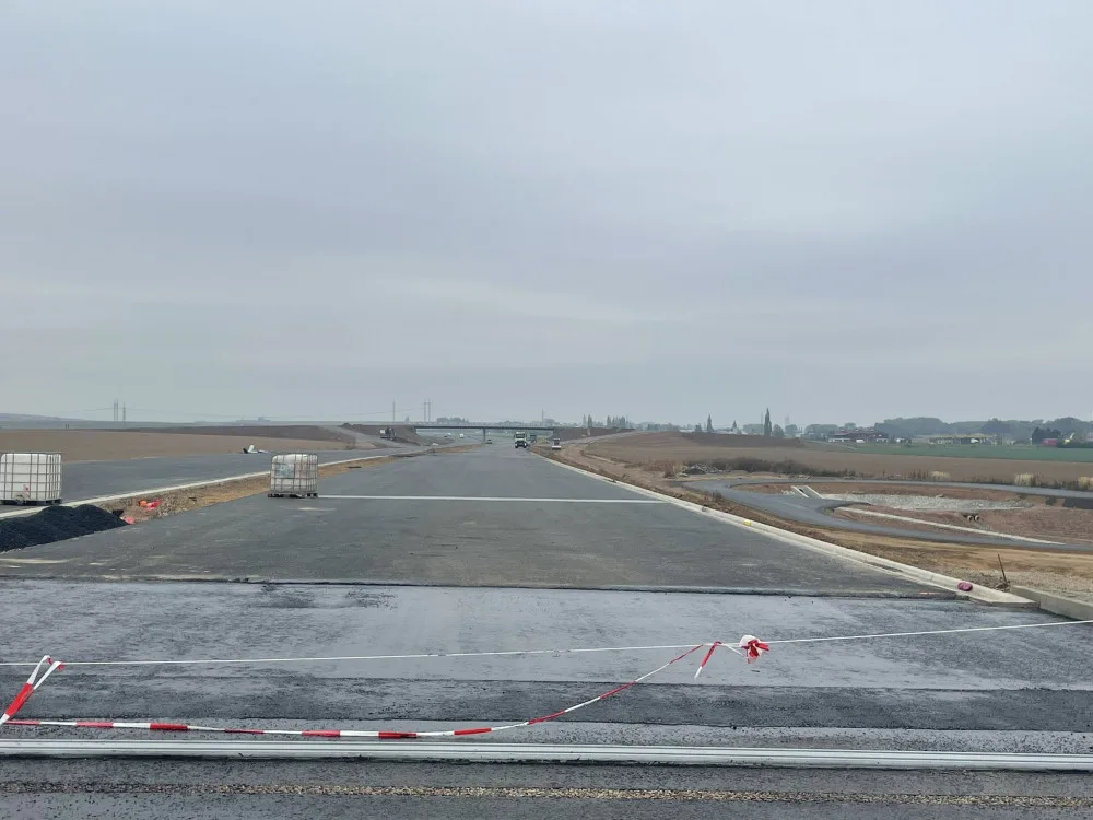 Do konce roku se u Hradce Králové zprovozní 35 kilometrů dálnic. Dva úseky na D11, jeden na D35