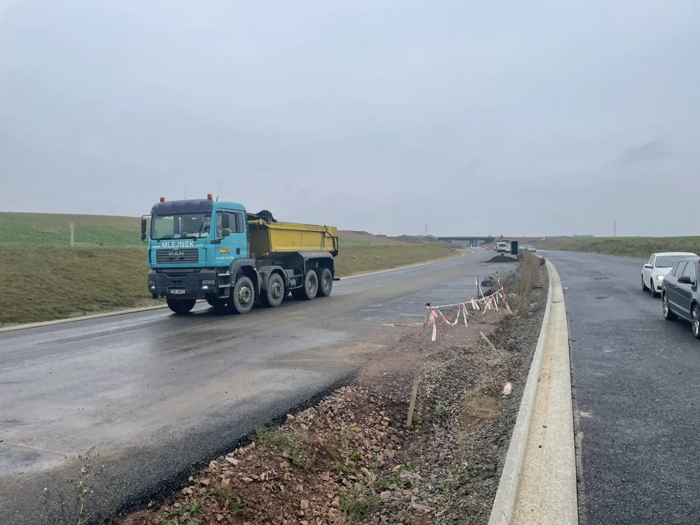Do konce roku se u Hradce Králové zprovozní 35 kilometrů dálnic. Dva úseky na D11, jeden na D35
