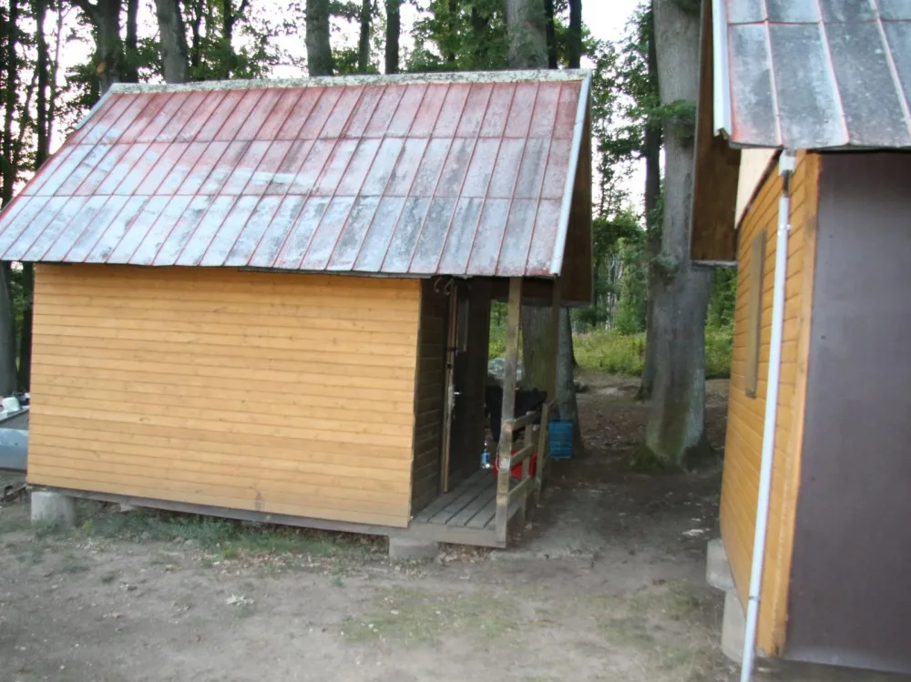 Policie rozšiřuje obvinění muže, který na letním táboře vařil drogy. Trávu dával šestnáctileté dívce