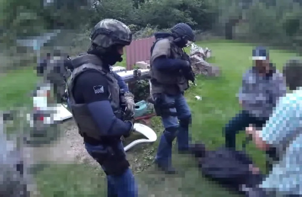 Přes tisícovku rostlin a ubalených jointů zabavila policie dealerům. Pro ně si přišla zásahovka