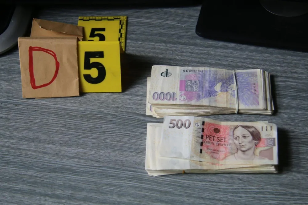 Přes tisícovku rostlin a ubalených jointů zabavila policie dealerům. Pro ně si přišla zásahovka