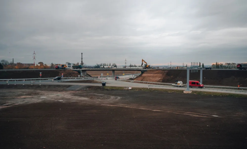 U Hradce Králové vyrostla největší křižovatka v kraji. Na délku má téměř kilome