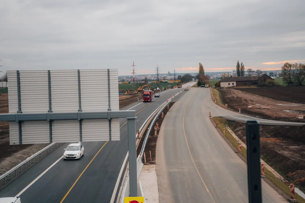 FOTO: U Hradce Králové vyrostla největší křižovatka v kraji. Na délku má téměř kilometr