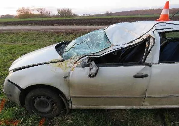 Dva mladíci se opili a pak sedli za volant. Oslava narozenin skončila nárazem do stromu