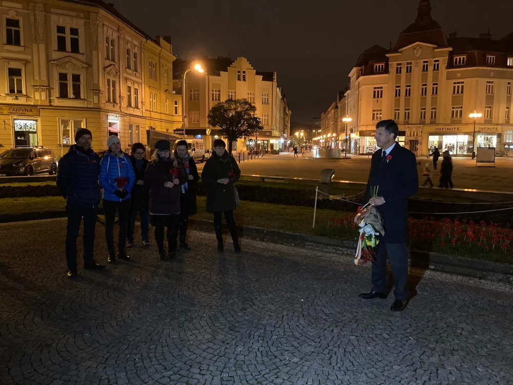 Zavzpomínat na veterány v Hradci Králové přišlo 20 lidí. Zbytek vítal svatého Martina