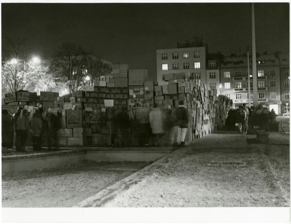 Hradecká revoluce začala až 20. listopadu. Někteří oslavovali komunismus ještě týden po zahájení demonstrací