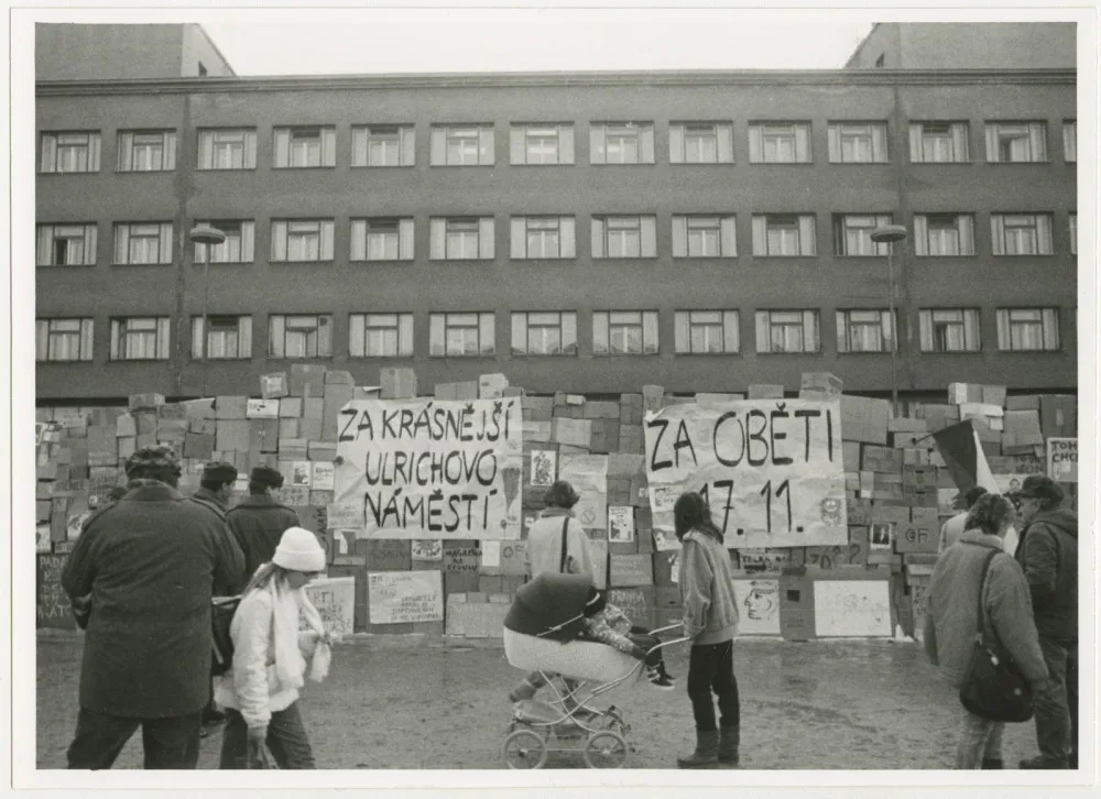 Hradecká revoluce začala až 20. listopadu. Někteří oslavovali komunismus ještě týden po zahájení demonstrací