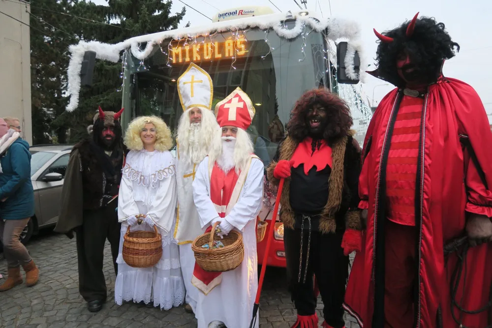 Města v kraji ruší adventní akce. Trutnov odpískal rozsvěcení, Hradec Mikulášský trolejbus