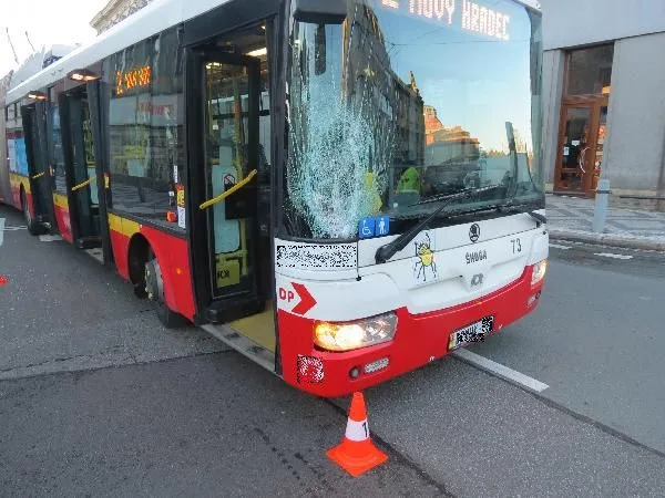 Trolejbus u Grandu srazil chodce na přechodu. V Hradci Králové jde o dopravně vytížené místo