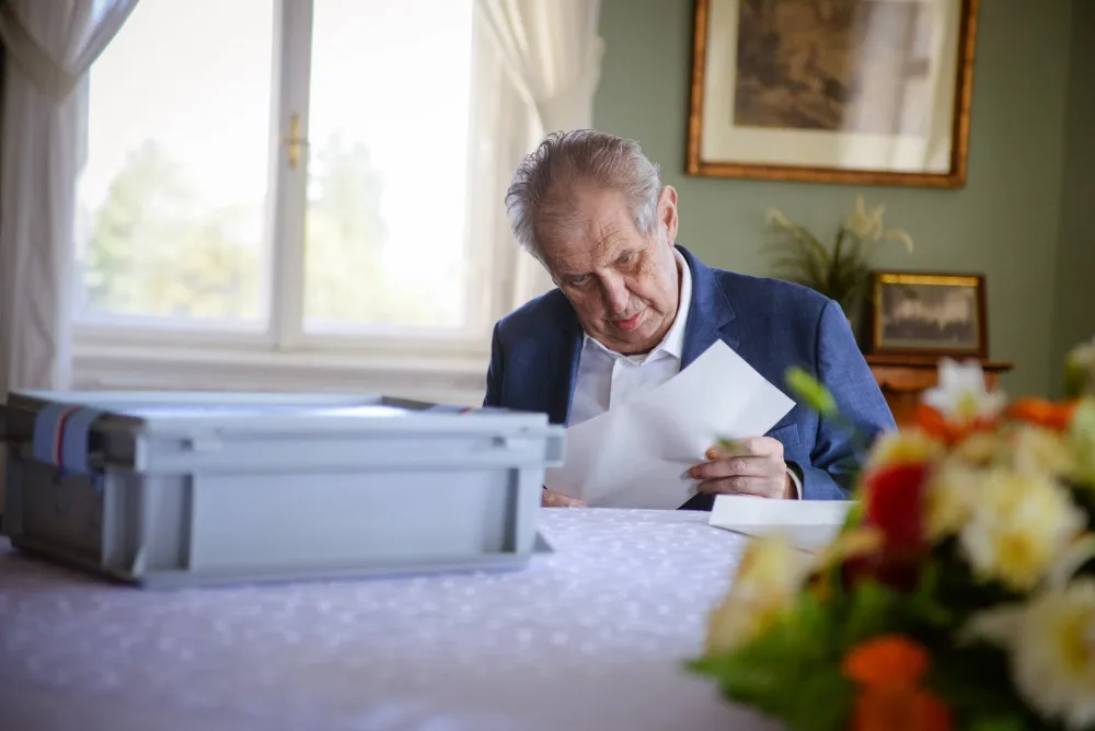 Zeman má pozitivní test na covid a míří zpět do nemocnice