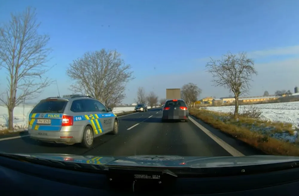 Neřidič pod vlivem drog s pistolí v přihrádce, takový byl „úlovek“ hradecké policie