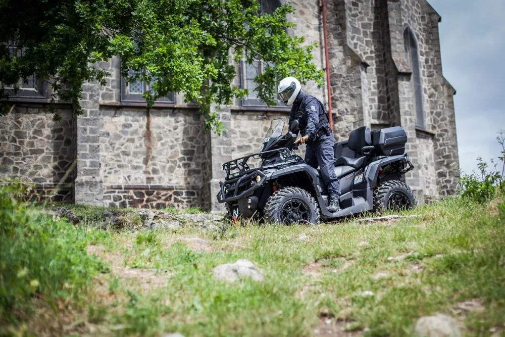 Díky práci u Policie získal obecní byt ve Zlatých Horách na Jesenicku. Mám výbornou a stabilní práci v krásném prostředí hor, říká mladý policista Radek Hlavsa