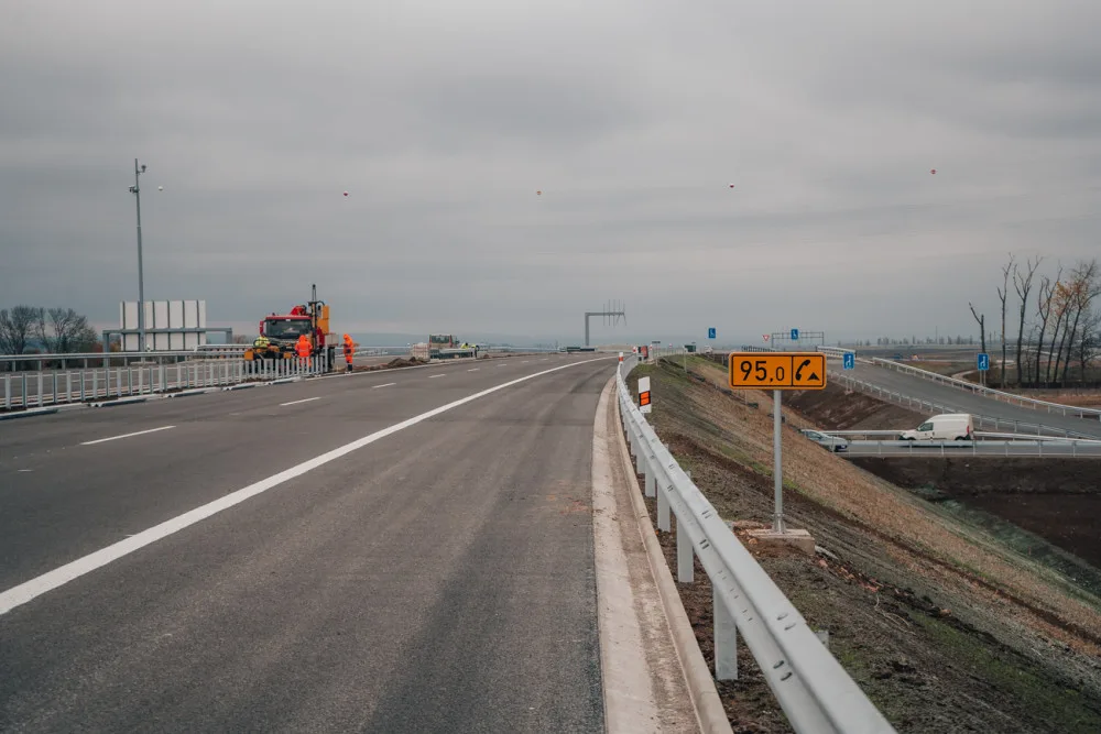 Tento týden se otevřou dvě nové dálnice. Po D11 se první řidiči projedou v pátek před obědem