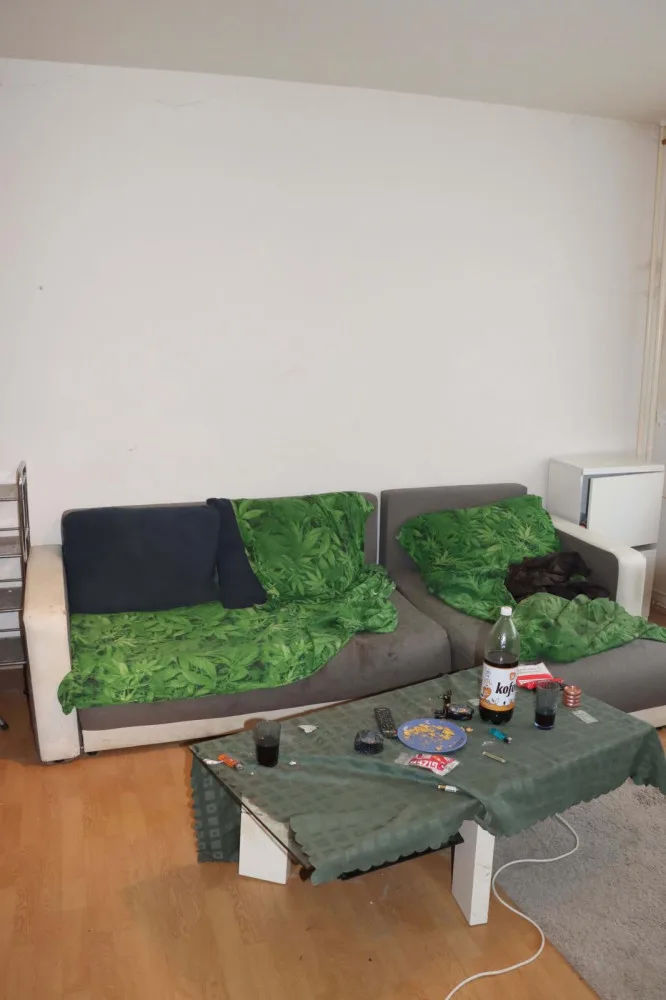 Policie v Hradci Králové zatkla dealera drog. V bytě schovával dvě celostátně hledané nezletilé osoby