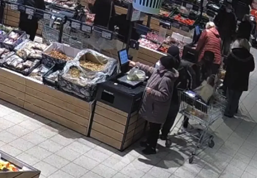 Než si vybrali jogurt, přišli o osobní věci. V obchodech na Hradecku řádili kapsáři