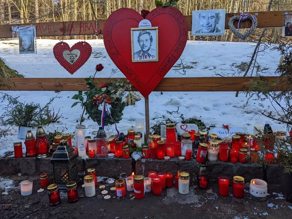 V Hrádečku na Havla vzpomínalo několik desítek lidí. Před jeho chalupou vzniklo pietní místo